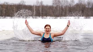 Κολύμπι σε κρύο νερό βοηθά στα συμπτώματα της εμμηνόπαυσης [μελέτη]
