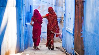 Ινδία: Γονείς ήθελαν να θεραπεύσουν το παιδί τους με καρκίνο στον ποταμό Γάγγη και αυτό ξεψύχησε 