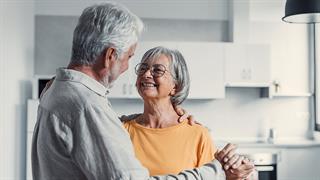 Πώς να βοηθήσετε έναν αγαπημένο σας με άνοια να γιορτάσει την Ημέρα του Αγίου Βαλεντίνου