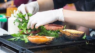 Κίνδυνος καρδιακής ανεπάρκειας για όσους ζουν κοντά σε μπαρ και μαγαζιά fast food