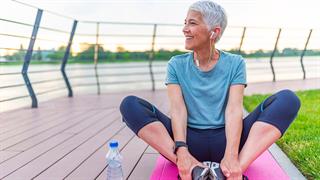 Η yoga ωφελεί τον εγκέφαλο ηλικιωμένων γυναικών με παράγοντες κινδύνου για Alzheimer [μελέτη]