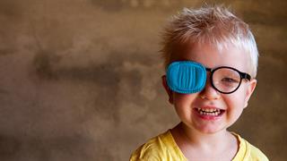 Το τεμπέλικο μάτι στην παιδική ηλικία συνδέεται με αυξημένο κίνδυνο προβλημάτων υγείας στην ενήλικη ζωή [μελέτη]