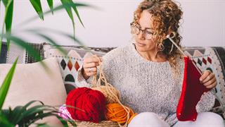 Το πλέξιμο φέρνει ηρεμία και δομή στη ζωή ανθρώπων με θέματα ψυχικής υγείας [έρευνα]