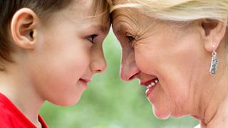 Ο θάνατος της γιαγιάς επηρεάζει την υγεία έφηβων αγοριών έως και για 7 χρόνια