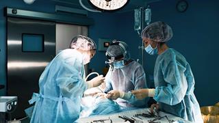ΗΠΑ: Γιατρός υποβλήθηκε στην πρώτη μεταμόσχευση πνευμόνων - ήπατος για προχωρημένο καρκίνο