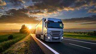 Αυστηρότεροι στόχοι για τη μείωση του διοξειδίου του άνθρακα από φορτηγά και λεωφορεία