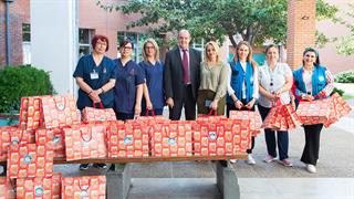 Πασχαλινά δώρα και ευχές για μικρούς ασθενείς στο 