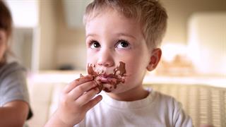 Παιδική παχυσαρκία: Πιο σημαντική η πηγή της ζάχαρης από την ποσότητα [μελέτη]