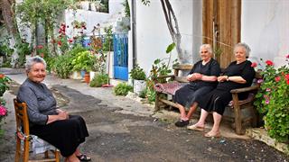 Οι τροφές που βελτιώνουν διάθεση και σκέψη σε ηλικιωμένους - Τι έδειξε μελέτη που έγινε στην Κρήτη