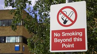 Σε εκκρεμότητα ο βρετανικός αντικαπνιστικός νόμος