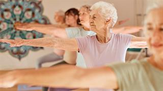 Yoga και μεσογειακή διατροφή βελτιώνουν τη δύναμη, ισορροπία και ευλυγισία των ηλικιωμένων