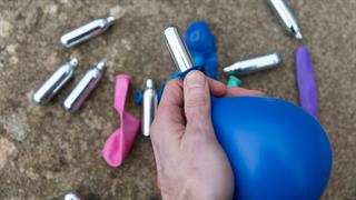 Το αέριο γέλιου προκαλεί βλάβες στον εγκέφαλο και τα νεύρα