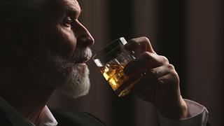 Προστατεύει το αλκοόλ με μέτρο την καρδιά μας;