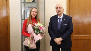 Ο Ε.Ε.Σ. απένεiμε χρηματικό βραβείο - υποτροφία σε μαθήτρια από τα Καλάβρυτα που αρίστευσε στις Πανελλαδικές 