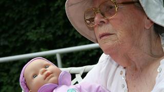 Μία κούκλα που θεραπεύει:  Η Doll Therapy στην αντιμετώπιση της άνοιας