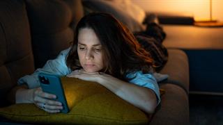 Doomscrolling: Τι είναι και πώς να το σταματήσετε