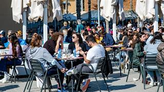 Απαγορεύει το κάπνισμα και σε εξωτερικούς χώρους η Ισπανία