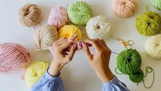 Γιατί τα γιαγιαδίστικα χόμπι γίνονται δημοφιλή