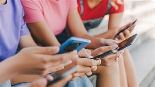 Πόσο επηρεάζει τον ύπνο και τις σχολικές επιδόσεις η απαγόρευση χρήσης κινητoύ το βράδυ