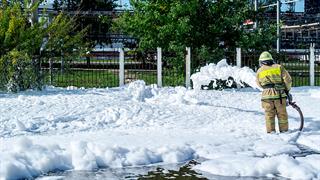 Η Ευρωπαϊκή Επιτροπή περιορίζει τις χημικές ουσίες PFAS για τους αφρούς πυρόσβεσης