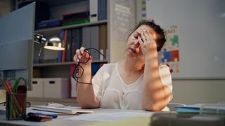 Burnout για έναν στους δυο Έλληνες εργαζόμενους