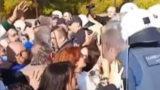 Αττικόν: Πυρά και μετά τα επεισόδια στην επίσκεψη Μητσοτάκη - Γεωργιάδης: Ήταν 100 άτομα