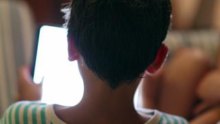 Τι προκαλεί η πρώιμη έκθεση των παιδιών στις οθόνες κινητών - τάμπλετ [μελέτη]