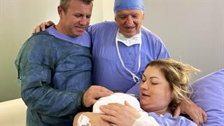 40χρονη γέννησε υγιές κοριτσάκι μετά από μεταμόσχευση ωοθηκικού ιστού