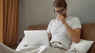 Τι προκαλεί τη βουλωμένη μύτη τη νύχτα;