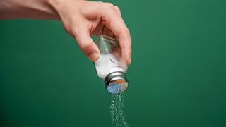 Η αλατιέρα στο τραπέζι σχετίζεται με κακή διατροφή και κινδύνους για την υγεία [μελέτη]