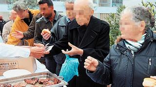 Εκατοντάδες Αθηναίοι σιτίζονται από τον δήμο!