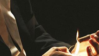 ΓΚΑΦΑ! Αποσύρουν την τροπολογία για την τιμή στα τσιγάρα, επειδή εξαιρούσε τα πούρα!