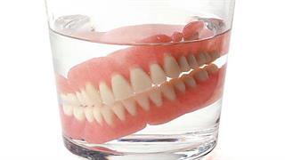 Οι ηλικιωμένοι δεν θα πρέπει να κοιμούνται με την τεχνητή οδοντοστοιχία