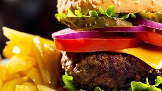 Το fast food επηρεάζει αρνητικά τις σχολικές επιδόσεις των παιδιών 
