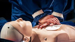 ΕΚΑΒ: Εκπαιδεύει στις πρώτες βοήθειες κατοίκους και εργαζόμενους στο δήμο Χανίων