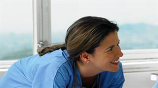 “Βαφτίζουν” νοσηλευτές αποφοίτους της μη αναγνωρισμένης σχολής του Ερυθρού Σταυρού