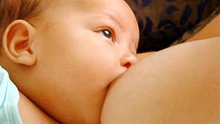 Ο θηλασμός προστατεύει τα παιδιά από τη λευχαιμία
