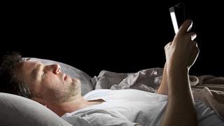 Νύχτα με τον υπολογιστή: Πώς επιδρά στη διάθεση