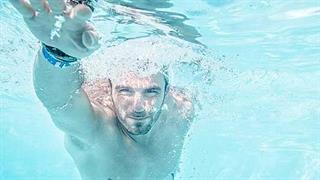 Η κολύμβηση ωφελεί ασθενείς με ινομυαλγία