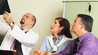 Δικαίωση 42 απολυμένων γιατρών 