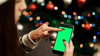 Η πολλή ενασχόληση με το Facebook τα Χριστούγεννα φέρνει θλίψη