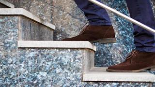 Γόνατο: Γιατί πονάει όταν ανεβαίνω σκάλες;
