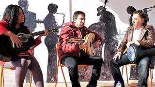 Μαθήματα μουσικής για τους πρόσφυγες μέσω του Ερυθρού Σταυρού