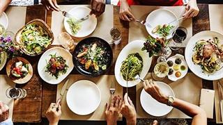 Φαγητό στο εστιατόριο: Πώς να μην το παρακάνουμε