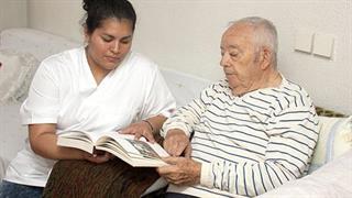 Διεθνής μελέτη: Στα συγγενικά πρόσωπα το βάρος φροντίδας ηλικιωμένων με προβλήματα υγείας και άνοια