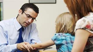 Πυρά μεταξύ ΕΟΠΥΥ και γιατρών και στη μέση οι ασφαλισμένοι - Τι θα γίνει τελικά με τις επισκέψεις;