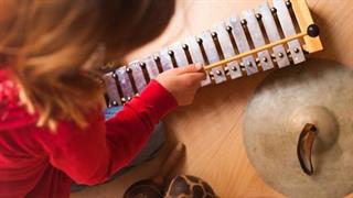 Έρευνα: Η μουσικοθεραπεία βοηθά παιδιά με αυτισμό