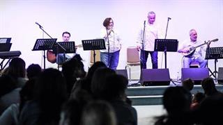 Η Pfizer Hellas Band ξανά κοντά στις κρατούμενες γυναίκες στον Ελεώνα Θηβών