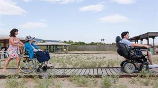 Μπάνιο στη Βούλα για ασθενείς του Ασύλου Ανιάτων (εικόνες)