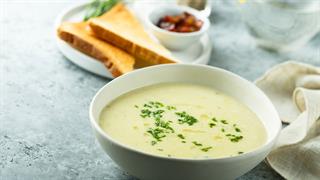 Σούπα λαχανικών με πάπρικα και καρύδια 